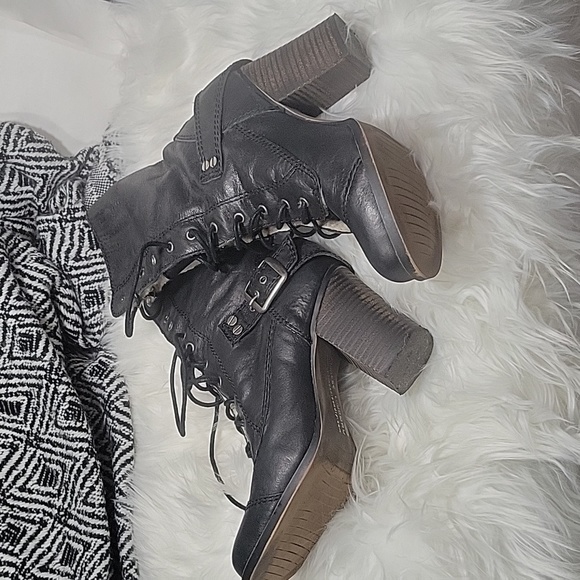 Boots - Picture 4 of 10